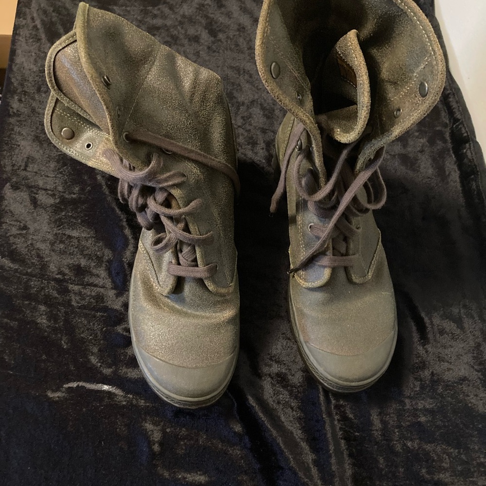Stylish Green Lace-Up Boots